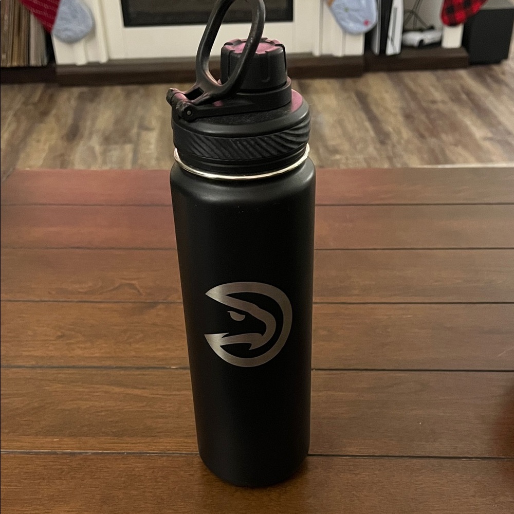 Lululemon x Atlanta Hawks Black Water Bottle - Picture 2 of 3